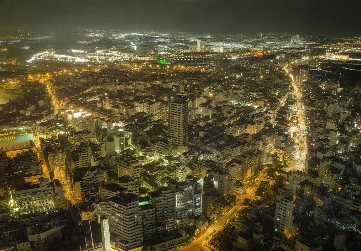 利兹联冬窗引援陷僵局：法尔克去留动摇转会市场，冲超目标受挑战